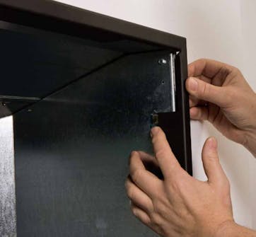 Takkasydän avotakkaan: Musta peitekehys painetaan kammion reunoihin asennettui-hin klipseihin Takkasydän avotakkaan: Musta peitekehys painetaan kammion reunoihin asennettui-hin klipseihin